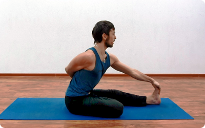 упражнения йоги для коленных суставов