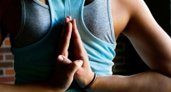 Видео йоги при грудных грыжах позвоночника